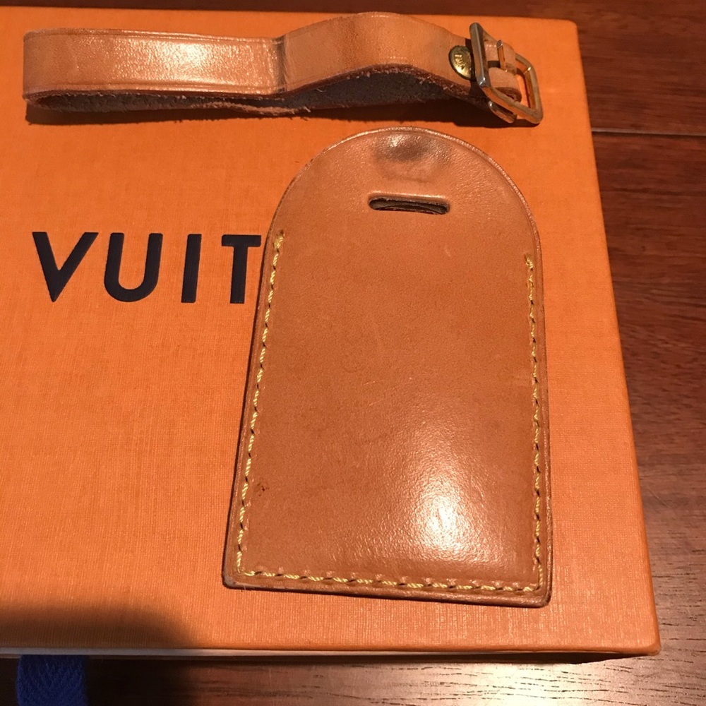Gently used Louis V. Luggage tag. 💯Authentic.